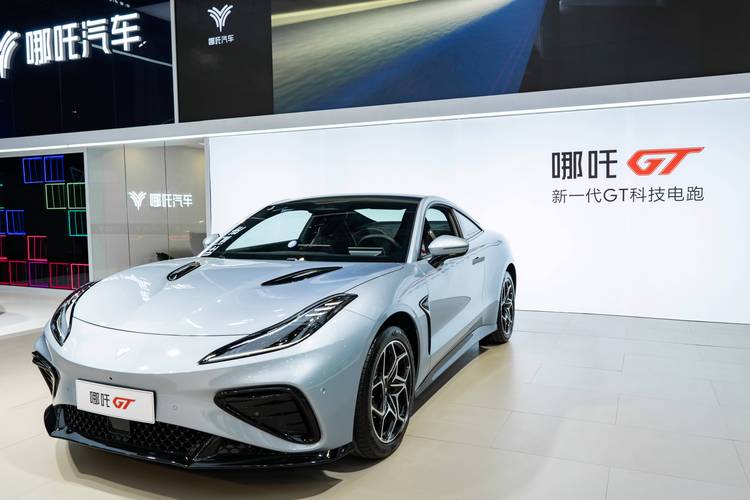 东莞252哪吒汽车在智能汽车领域的表现，领途汽车在新能源汽车市场中的影响力